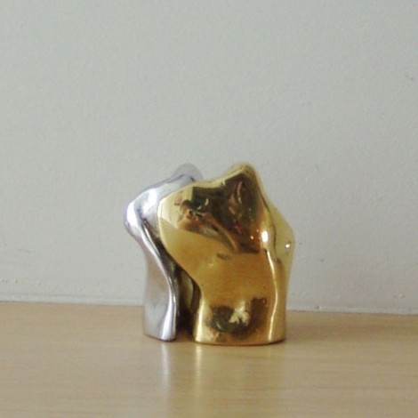 Embracing couple metal sculpture 2