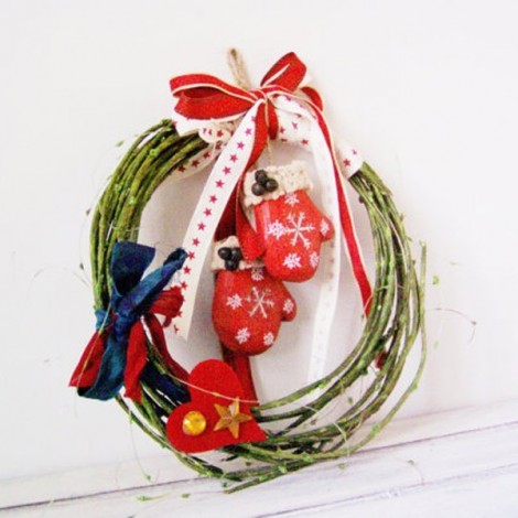 Mittens winter wreath, wooden, Christmas wreath with felt heart and silk ribbons, furry mittens with snowflakes on green wreath 2