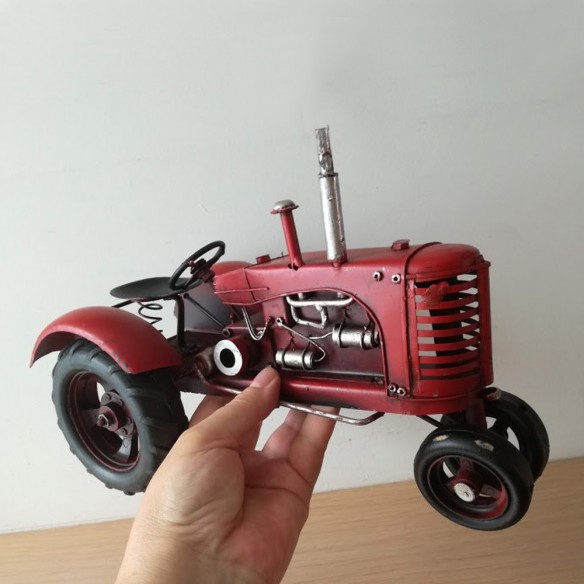 RETRO VINTAGE STYLE RED TRACTOR METAL TIN MODEL ORNAMENT 