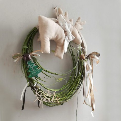 Plushie reindeer wreath, Christmas wreath with beige reindeer plushie and Xmas tree 2