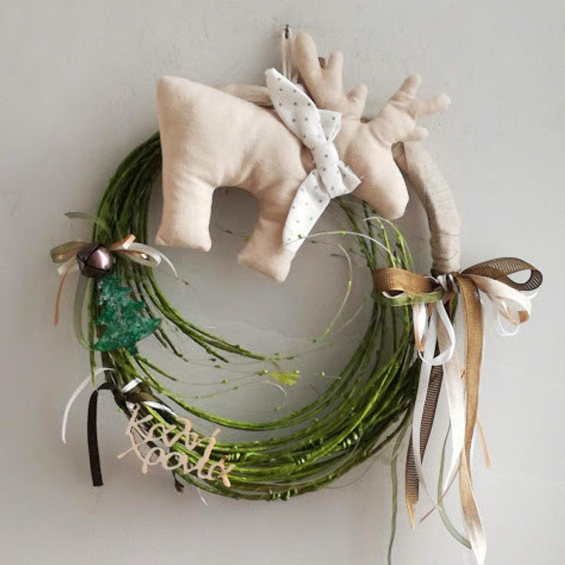 Plushie reindeer wreath, Christmas wreath with beige reindeer plushie and Xmas tree