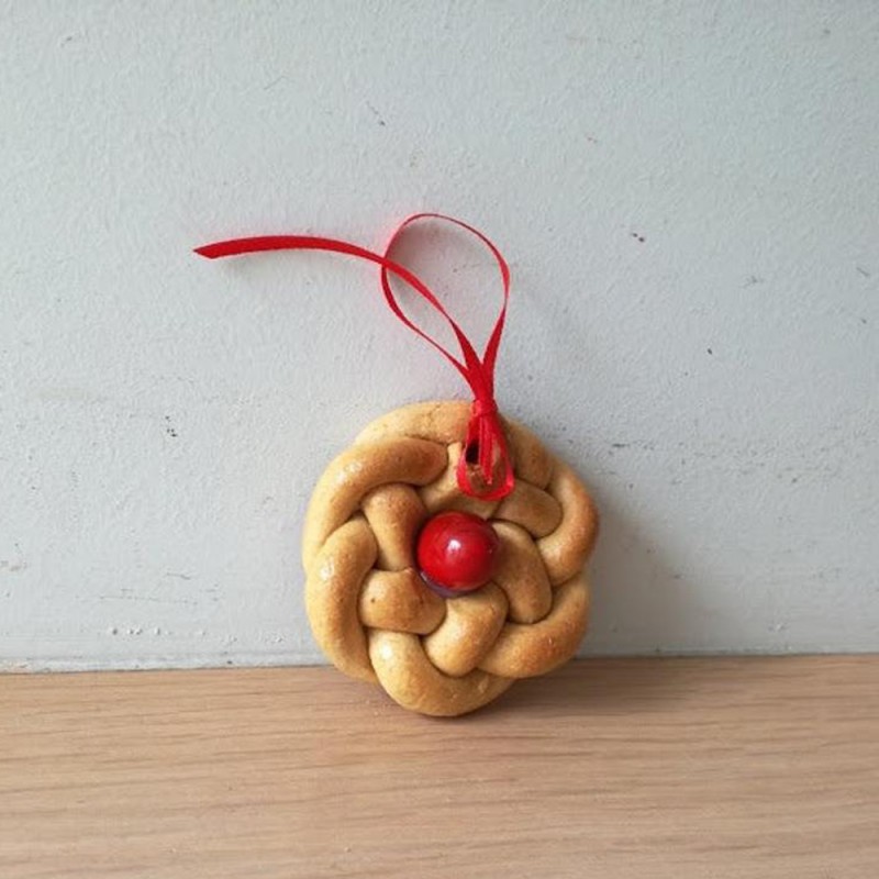 Greek Easter breads, Greek koulourakia decor with red eggs