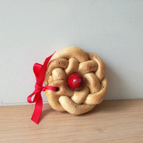 Greek Easter breads, Greek koulourakia decor