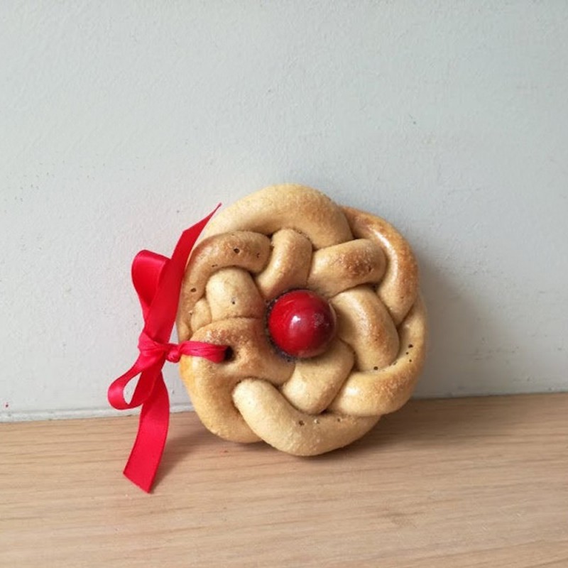 Ζυμαρένιο τσουρέκι μινιατούρα με κόκκινο αυγό, διάμετρος 9 εκ.