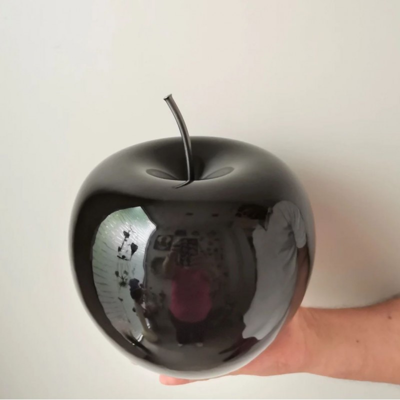 Μεγάλο μαύρο κεραμικό μήλο γλυπτό