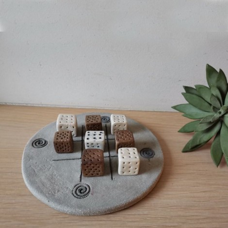 Tricolor tic tac toe sculpture, noughts and crosses set with cube pawns