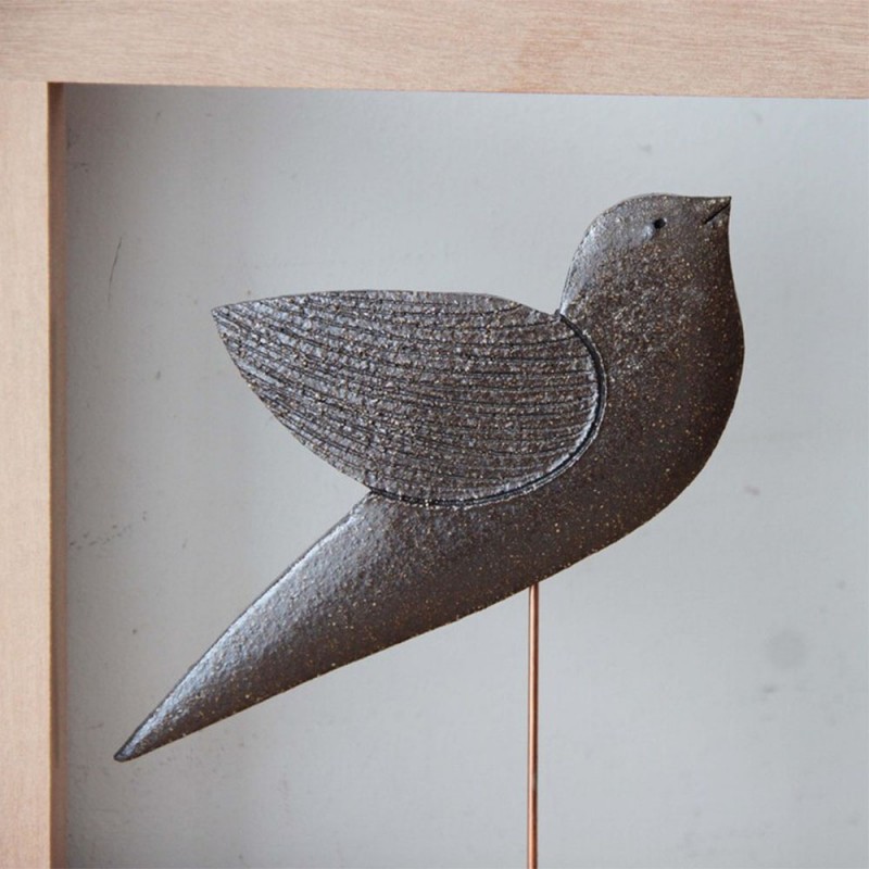 Κεραμικό πουλί από πηλό ψηλής φωτιάς "stoneware" σε ξύλινο πλαίσιο
