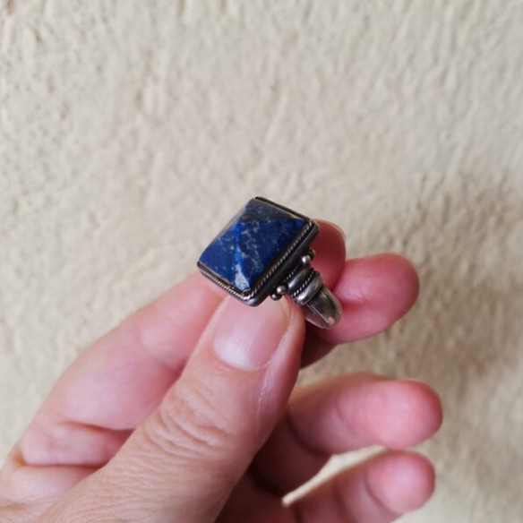 Pyramid lapis lazuli ring