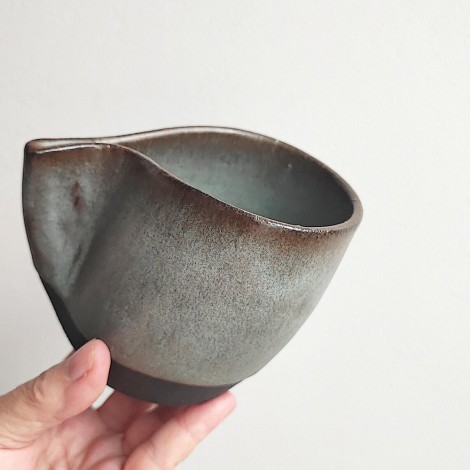 Quirky ceramic mug, 11.5 x 8.5 cm.