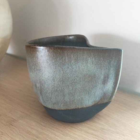 Quirky ceramic mug, 11.5 x 8.5 cm.
