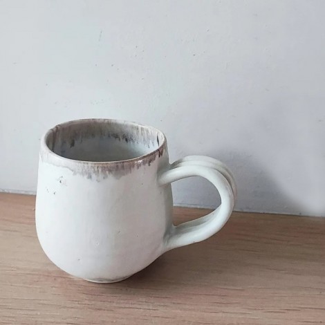 Beige coffee mug, 15x10 cm.