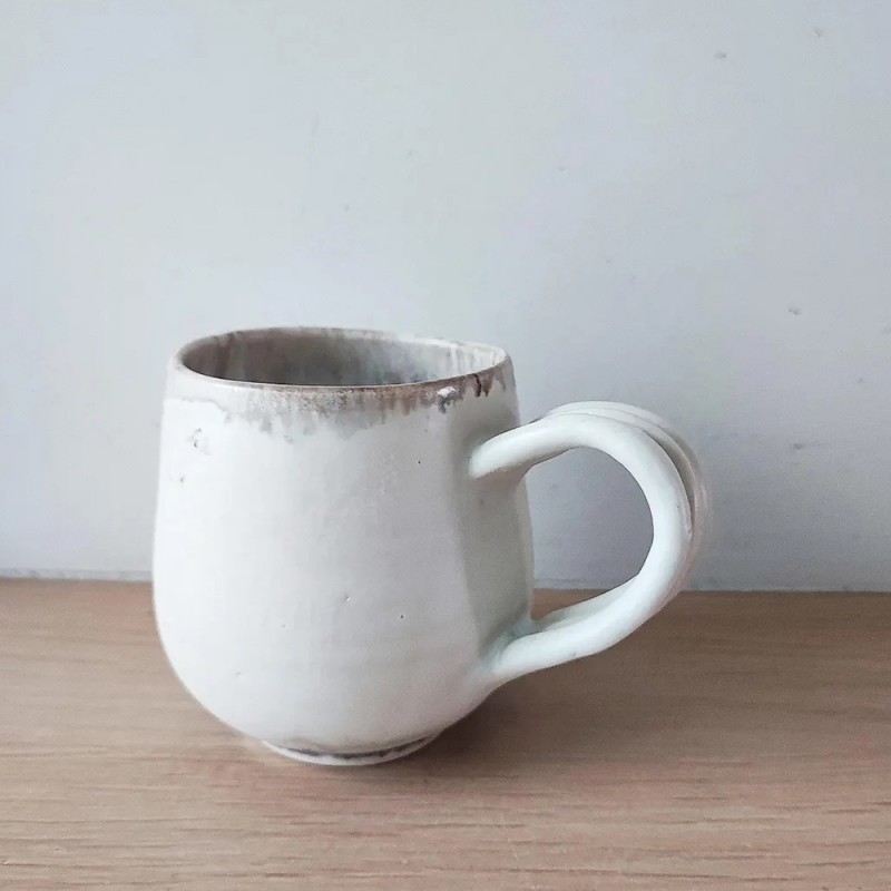 Beige coffee mug, 15x10 cm.
