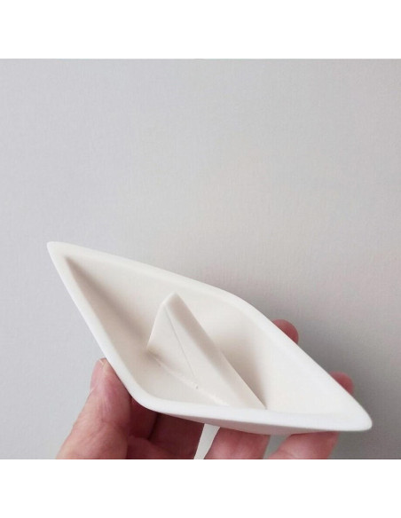 Porcelain paper boat, 16X6 cm.