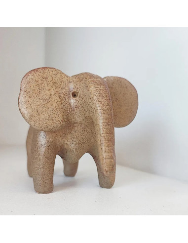 Ceramic elephant sculpture, 10 x 7,50 cm.