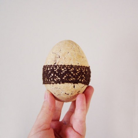 Brown Easter egg, ceramic egg in light brown with dark brown, lace decor, ostich egg, marbled Easter egg, rustic Easter decor