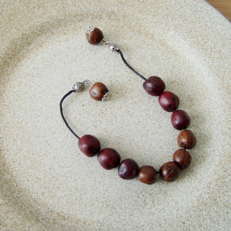 Silver begleri set with nutmeg beads
