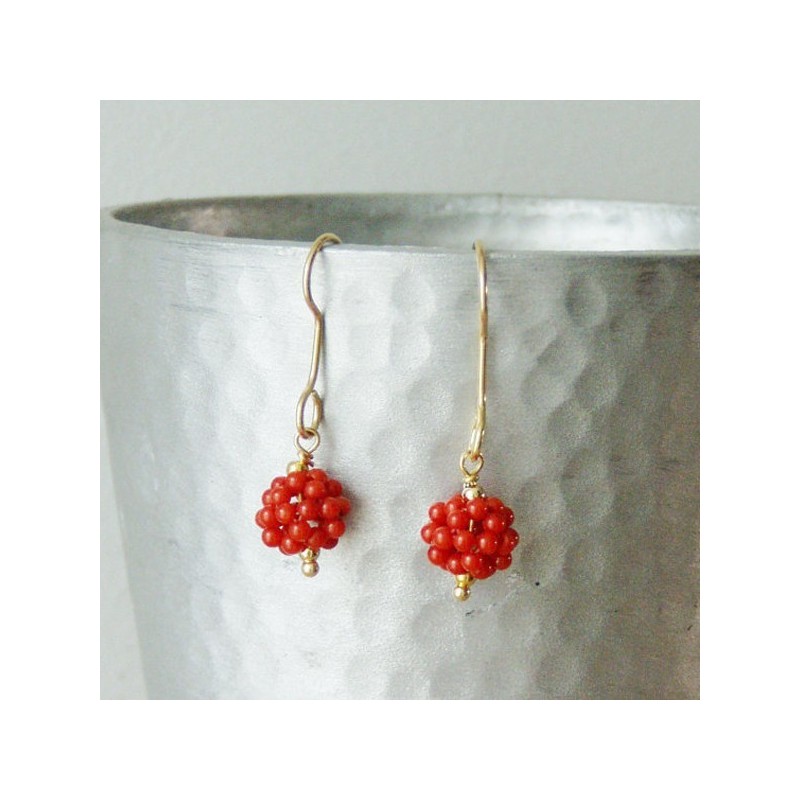 Dangle coral and gold earrings.