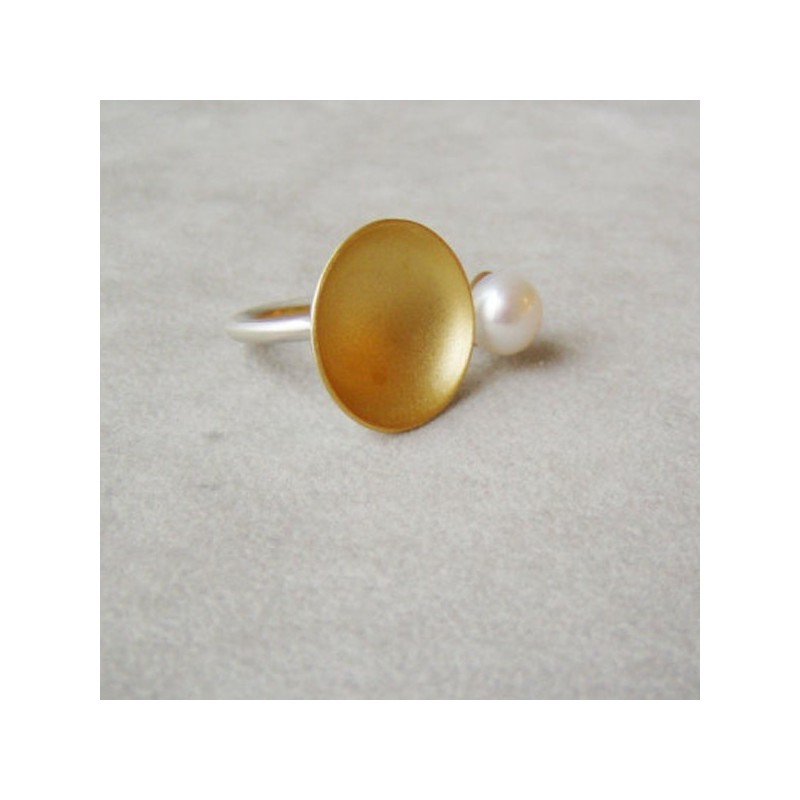 Open ring of a gold disk and a white pearl.