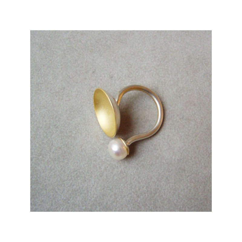 Open ring of a gold disk and a white pearl.