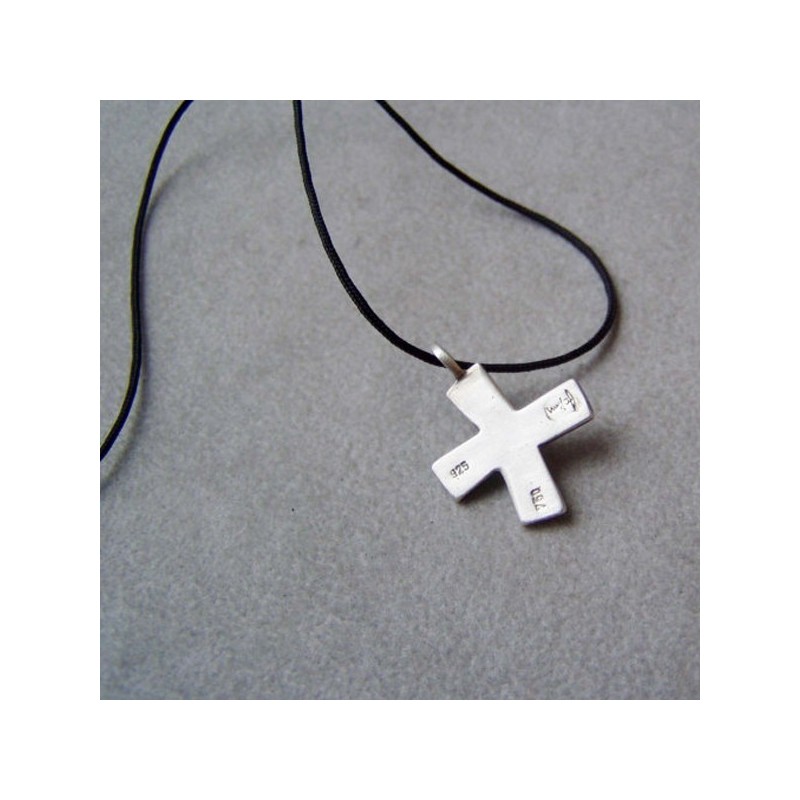 Oxidised stelring cross with 18 K gold and red coral in the middle.