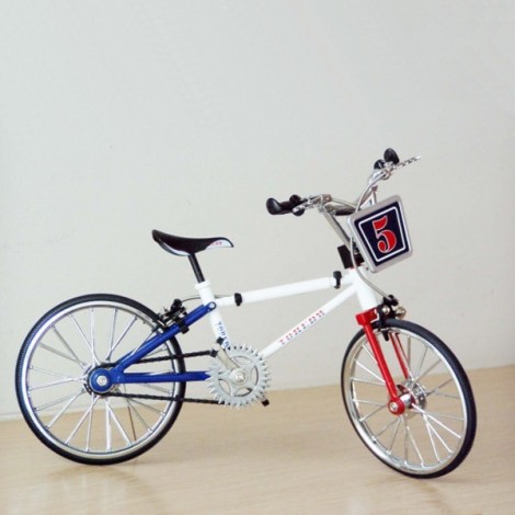 Κόκκινο και μπλέ mountain bike