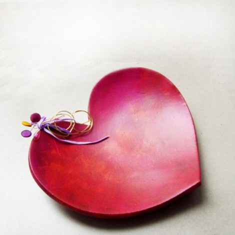 Red heart ceramic platter with wire and beads decor, handpainted, unique. 2